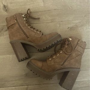Platform style boot